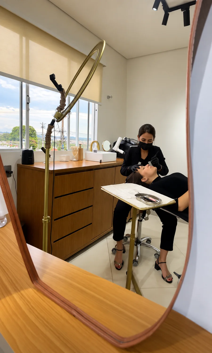 Espaço Camila Oliveira PMU Área de atendimento refletida no espelho do espaço