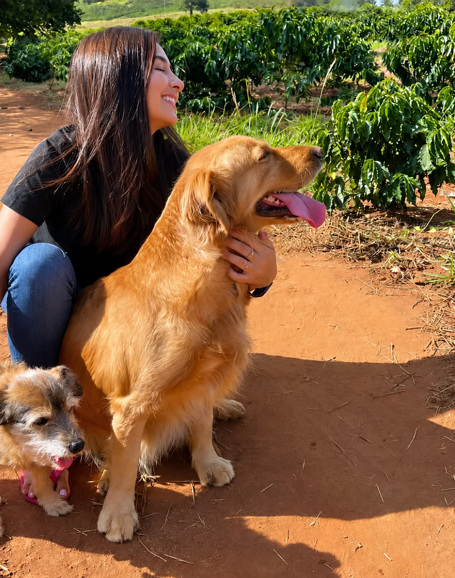 Camila Oliveira e seus animais Camila Oliveira acompanhada por cachorros ao ar livre