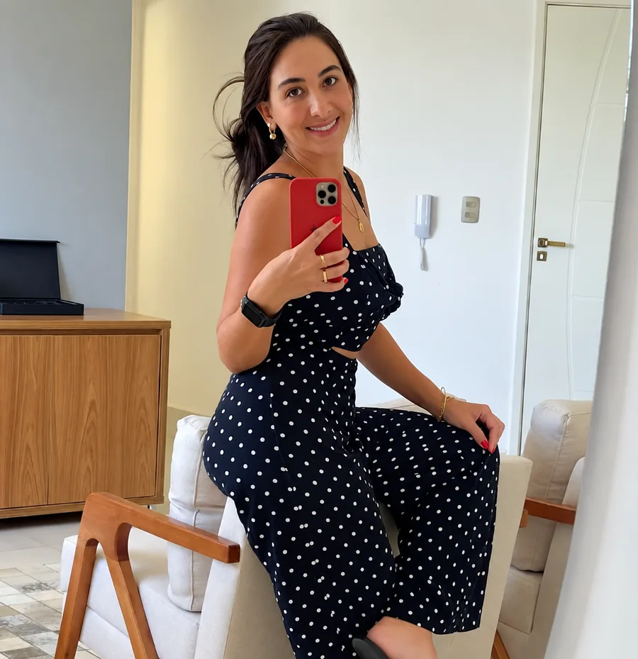 Camila Oliveira Camila Oliveira sorrindo diante de um espelho